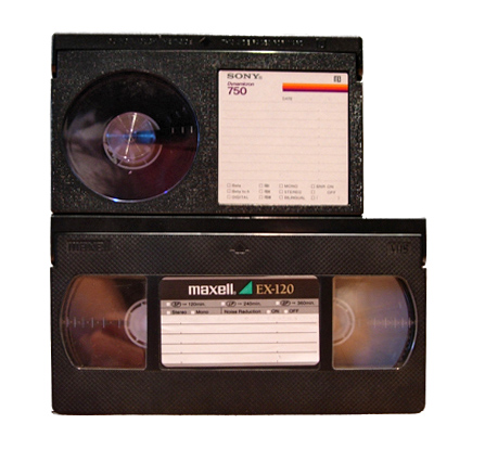 Ở trên là cuộn băng Betamax và bên dưới là VHS